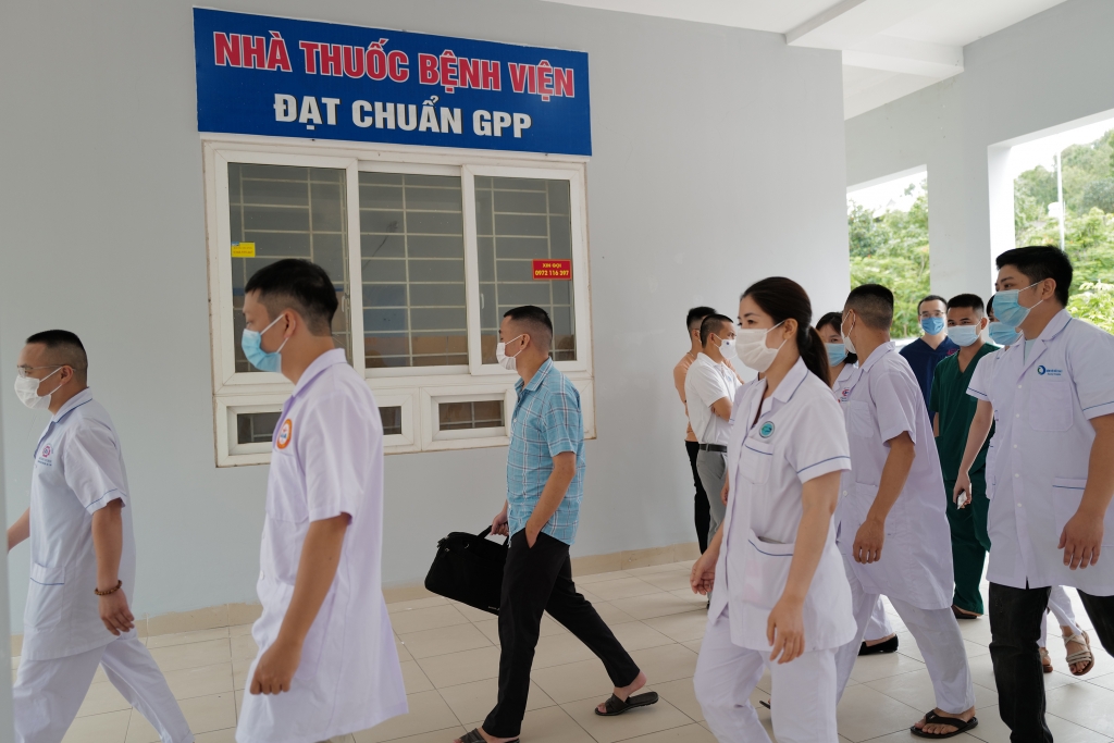 Sáng 46, các đoàn y bác sĩ từ Bệnh viện Bạch Mai, Đà Nẵng, Huế đã có mặt để tham quan, chuẩn bị test hệ thống máy móc 