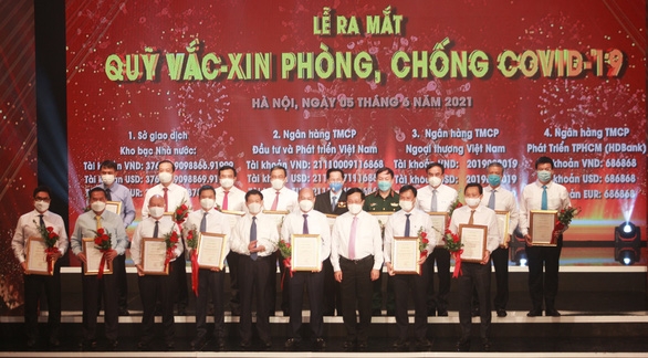 Lãnh đạo các doanh nghiệp tham gia đóng góp Quỹ vắc xin tối 5-6