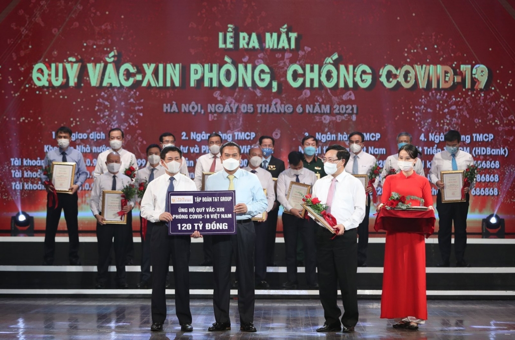 ẢNH 1_ Đại diện Tập đoàn T_T Group trao tặng Quỹ Vaccine phòng COVID-19 120 tỷ đồng