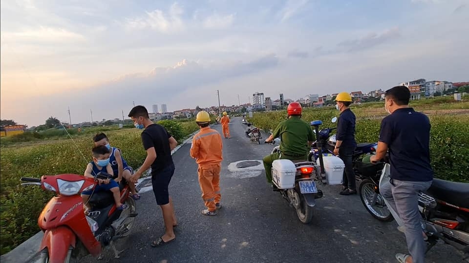 EVNHANOI phối hợp với lực lượng chức năng để ngăn chặn thả diều gần  hành lang an toàn lưới điện