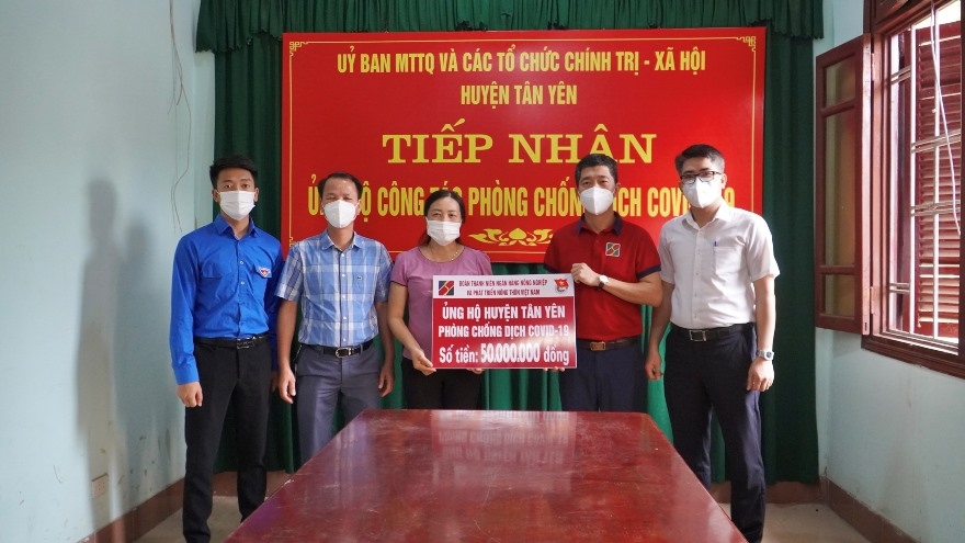 Trao số tiền quyên góp