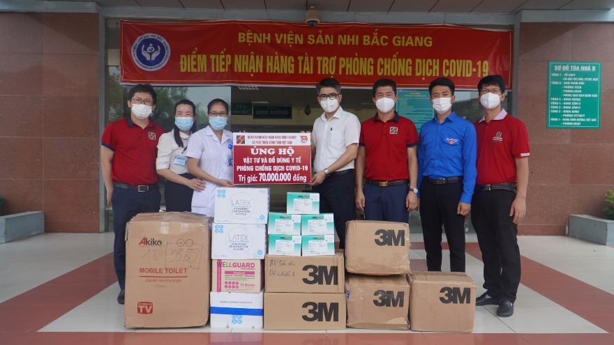 Trao vật tư y tế phòng dịch