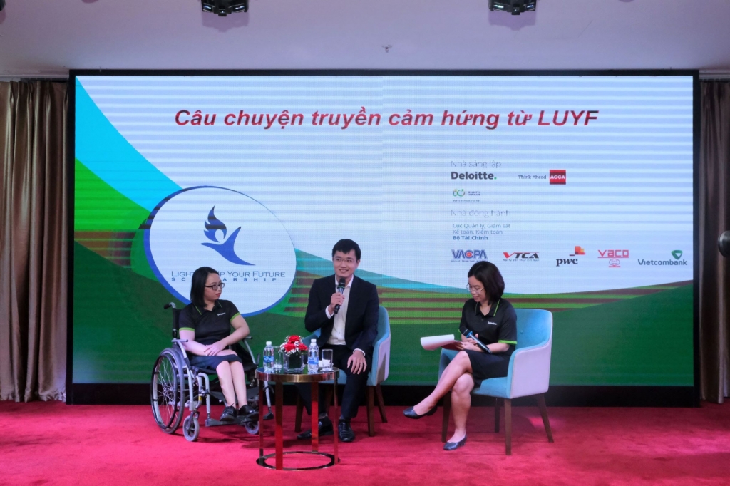 Chị Phạm Thị Hương - Kiểm toán viên của Deloitte Việt Nam (ngoài cùng bên trái) phát biểu chia sẻ tại tọa đàm trao học bổng LUYF