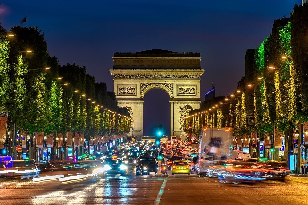 Đại lộ Champs-Elysees thu hút hàng triệu lượt du khách tới tham quan, trải nghiệm.