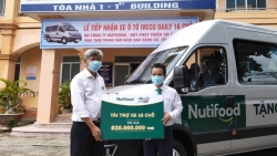 Quỹ Phát triển Tài năng Việt ủng hộ mua vắc-xin và tặng xe phòng chống dịch Covid-19