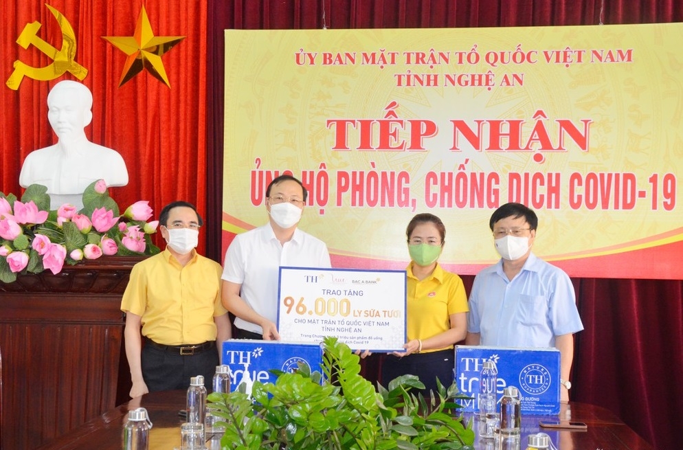 Tập đoàn TH đã trực tiếp trao 96 nghìn ly sữa tươi phục vụ công tác phòng chống dịch Covid-19 của tỉnh Nghệ An