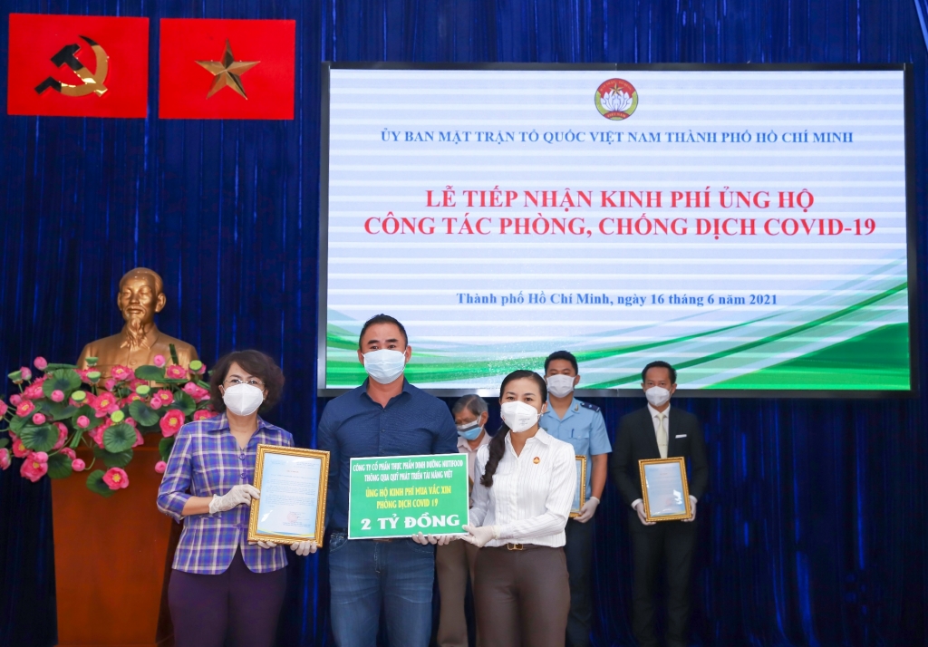 Đại diện Quỹ Phát triển Tài năng Việt của Ông Bầu trao tặng 2 tỷ đồng cho Quỹ Vaccine Phòng chống Covid-19 thông qua Ủy ban Mặt trận Tổ Quốc Việt Nam TP HCM