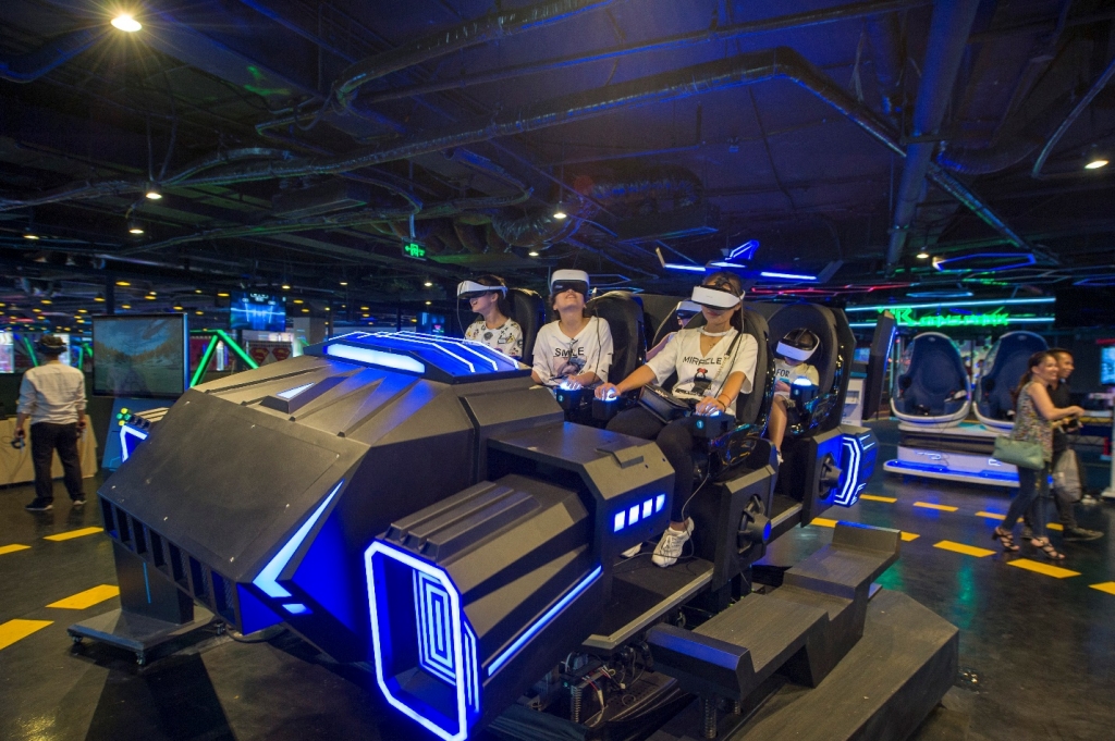 VR Game Park – một trong những bộ sưu tập game đồ sộ với đa dạng các loại máy chơi và hơn 1000 tựa game VR. Gói sản phẩm 2N1Đ dành cho gia đình đang áp dụng giảm giá 30% dịch vụ này.