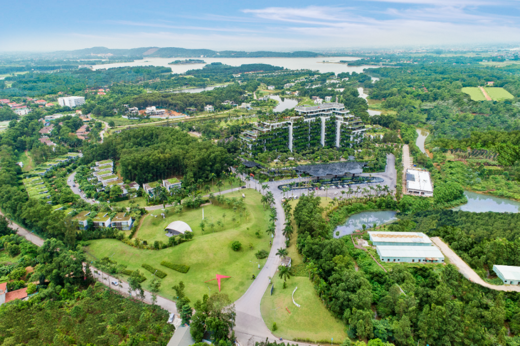 Tòa nhà xanh nhất hành tinh Forest In The Sky tại Đại Lải hơn 70.000 cây xanh và hàng trăm biệt thự biệt lập cung cấp hàng nghìn phòng tiêu chuẩn 5 sao cho du khách.