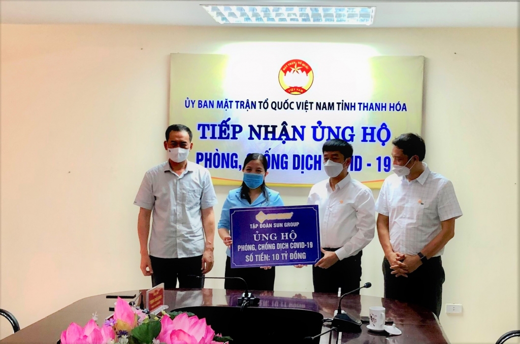 Đại diện Tập đoàn Sun Group trao tặng 10 tỷ đồng ủng hộ Thanh Hóa phòng, chống dịch COVID-19