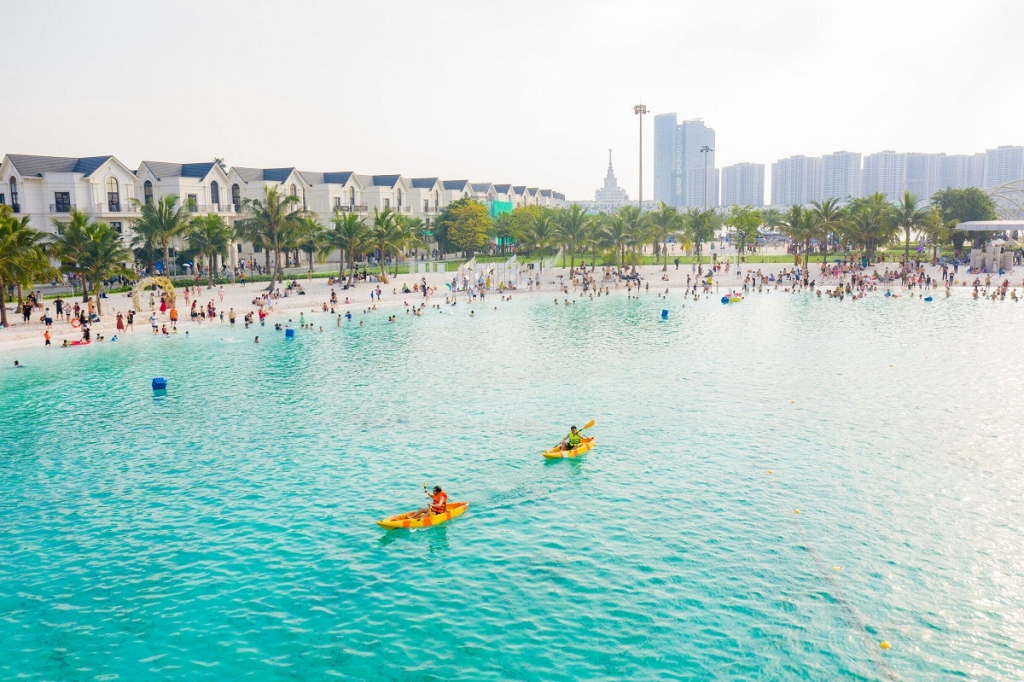 Biển nước mặn nhân tạo lớn nhất Việt Nam là biển nước mặn thương hiệu Crystal Lagoons (Mỹ) nổi tiếng thế giới mang tới trải nghiệm phong cách sống nghỉ dưỡng biển độc nhất giữa lòng Hà Nội