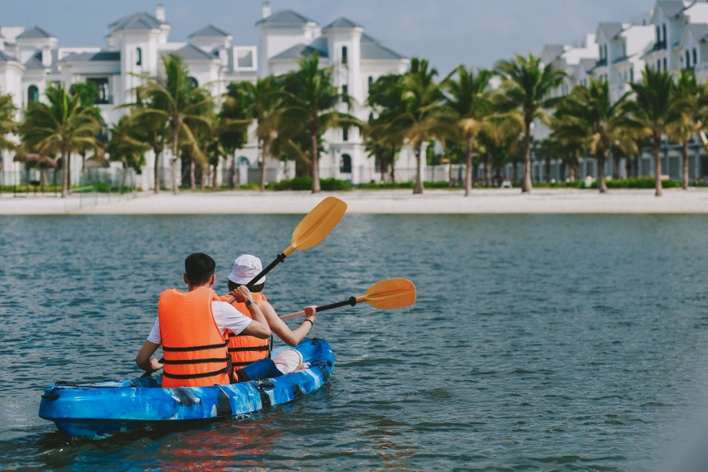 Chèo thuyền kayak, bóng chuyền bãi biển… là những trải nghiệm sôi động mỗi chiều của cư dân trẻ ở Thành phố biển hồ