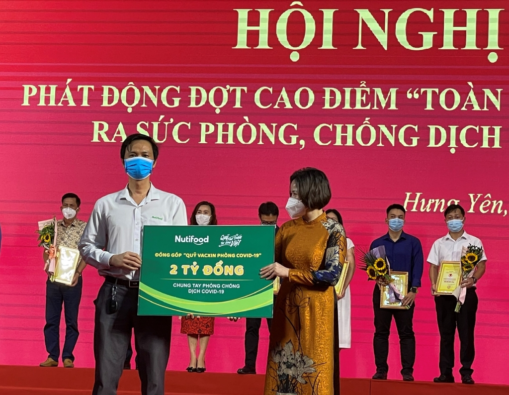 Đại diện Qũy Phát triển Tài năng Việt của Ông Bầu trao tặng 2 tỷ đồng cho Qũy Phòng chống dịch Covid-19 tỉnh Hưng Yên