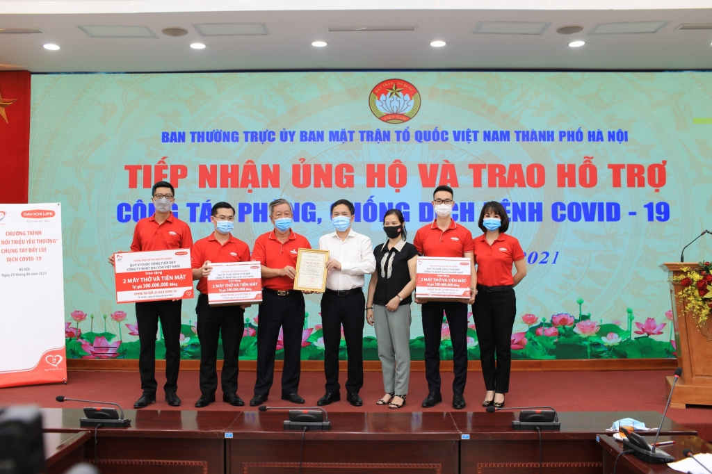 Lãnh đạo Ủy ban MTTQVN TP. Hà Nội tiếp nhận máy thở và tiền mặt từ Quỹ “Vì cuộc sống tươi đẹp” của Dai-ichi Life VN