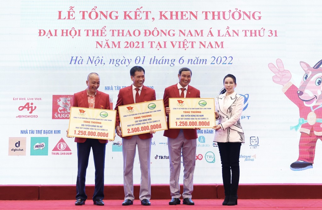  Bà Lê Nữ Thùy Dương – Phó Chủ tịch HĐQT Golf Long Thành trao bảng biểu trưng cho đại diện các vận động viên có thành tích thi đấu xuất sắc tại SEA Games 31.