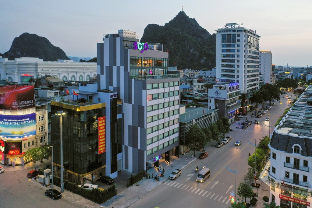 SOJO Hotel Ha Long tọa lạc tại vị trí trung tâm thành phố, rất thuận tiện để du khách di chuyển