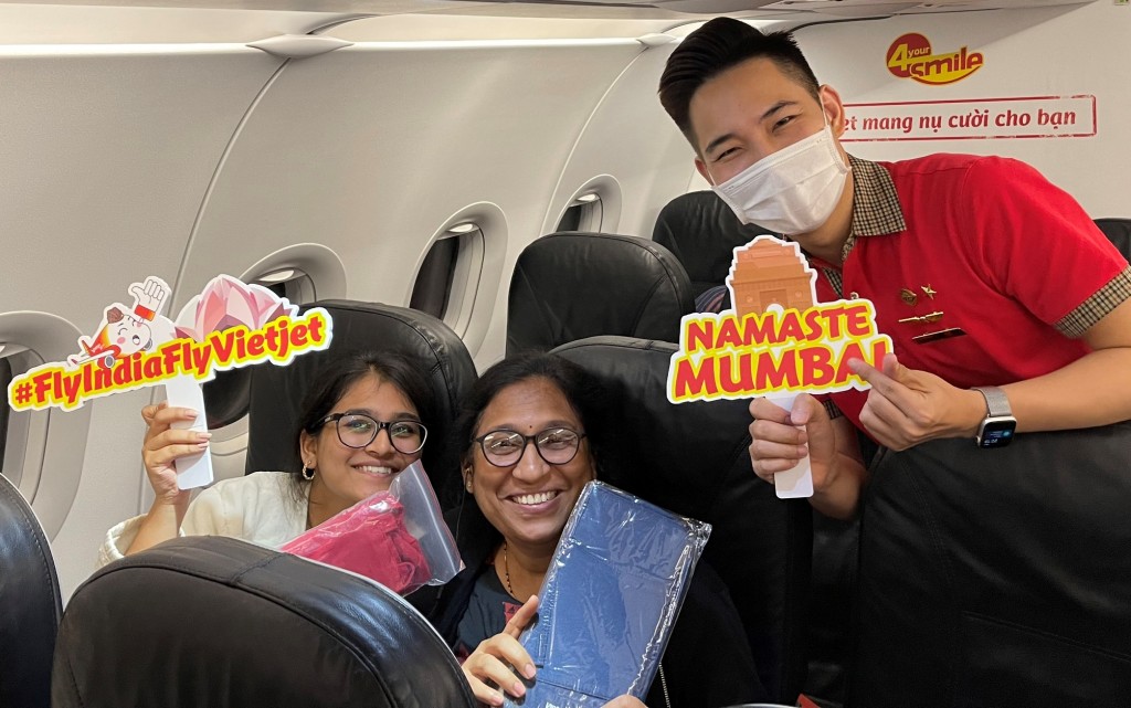 Hành khách nhận được những món quà thú vị từ phi hành đoàn Vietjet trên chuyến bay