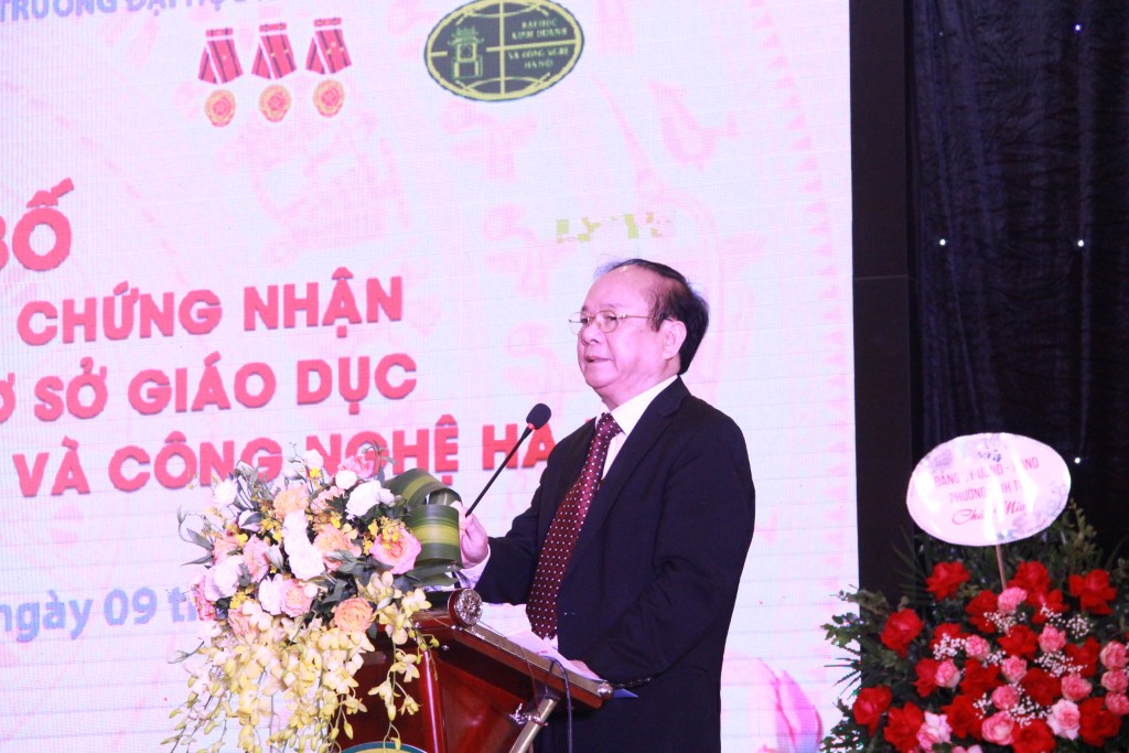 GS.TS Đinh Văn Tiến – Phó Hiệu Trưởng Nhà trường phát biểu tại buổi lễ