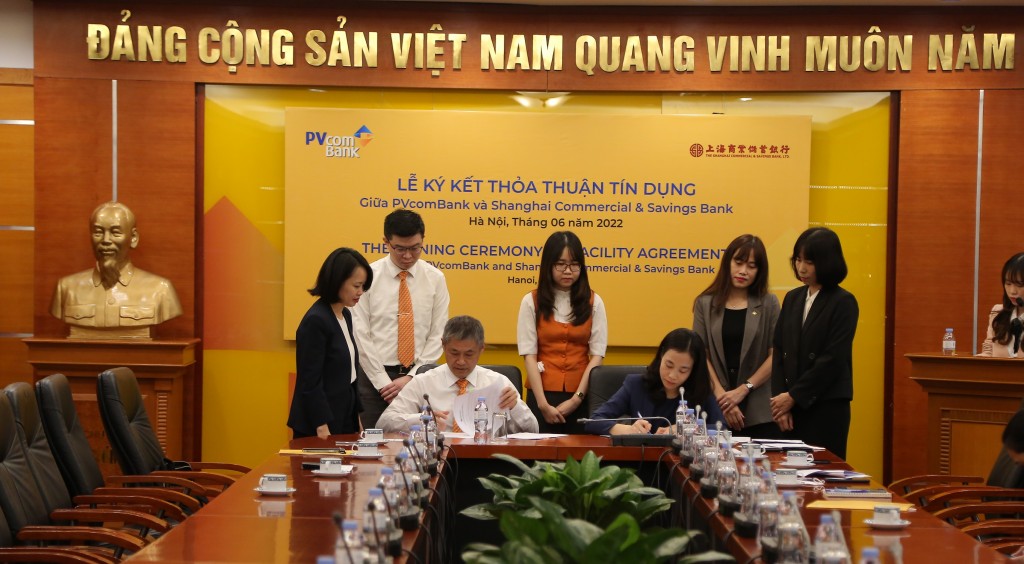 Đại diện lãnh đạo PVcomBank và SCSB ký hợp đồng hợp tác tín dụng song phương