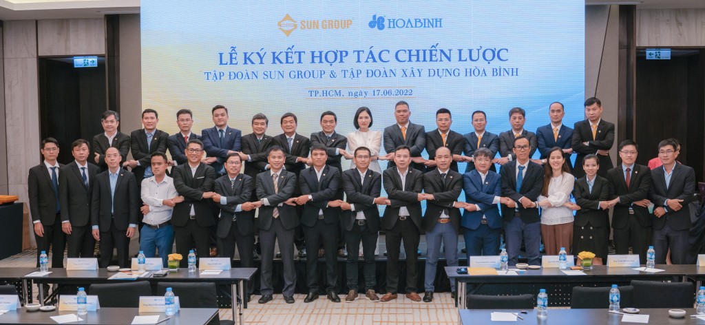  ký kết hợp tác lần này đánh dấu cột mốc quan trọng đưa mối quan hệ hợp tác giữa Tập đoàn Xây dựng Hòa Bình và Tập đoàn Sun Group bước sang một trang mới