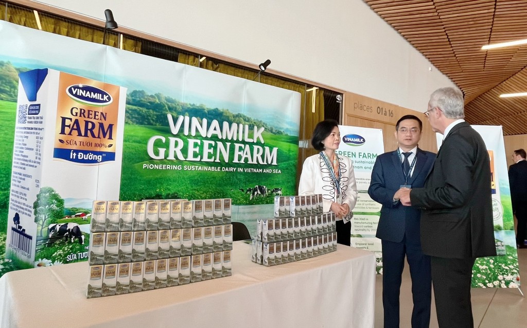 Ông Richard Hall và các đại diện Vinamilk trao đổi thêm về mô hình Green Farm đã được Vinamilk xây dựng tại Việt Nam