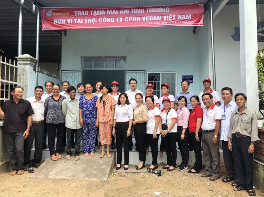 0133 ong quach chyn thyt yeo kinh yyi diyn cong ty vedanviyt nam va gia yinh chy nguyyn thy tryng ao xanh cung yyi diyn cac ban nganh yoan thy xa tan hiyp trong buyi trao tyng ymai ym tinh thyyngy ngay