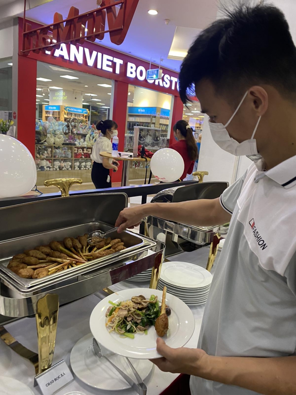 Khách hàng thưởng thức Đại tiệc buffet từ MEATDeli