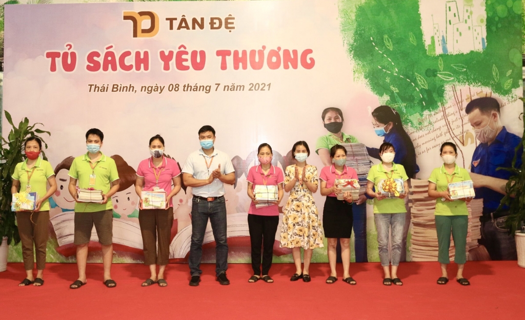 Trao yêu thương đến các bạn nhỏ trong "Ngôi nhà Tân Đệ" trước thềm năm học mới