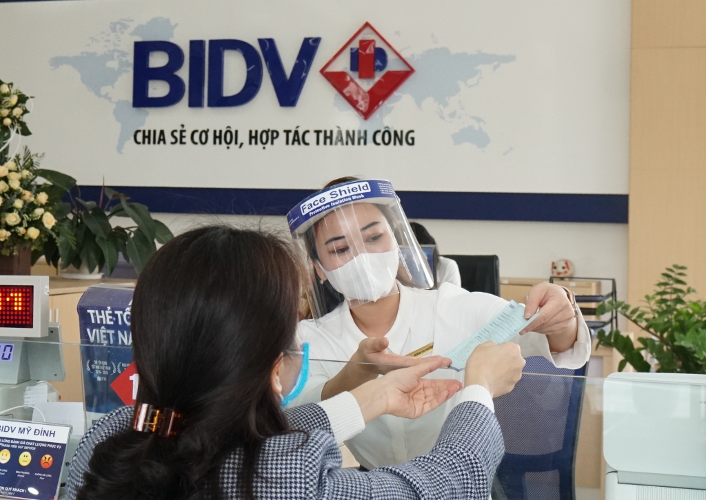 Khách hàng giao dịch tại BIDV