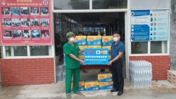 Trao tặng món quà sức khỏe tới tuyến đầu chống dịch tại Nghệ An