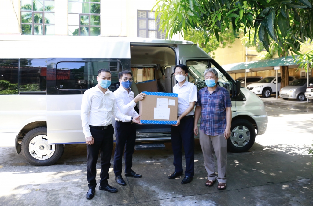 Đại diện Trung tâm kiểm soát bệnh tật tỉnh Lào Cai tiếp nhận 20.000 bộ kit xét nghiệm nhanh COVID-19 do Tập đoàn T&T Group trao tặng