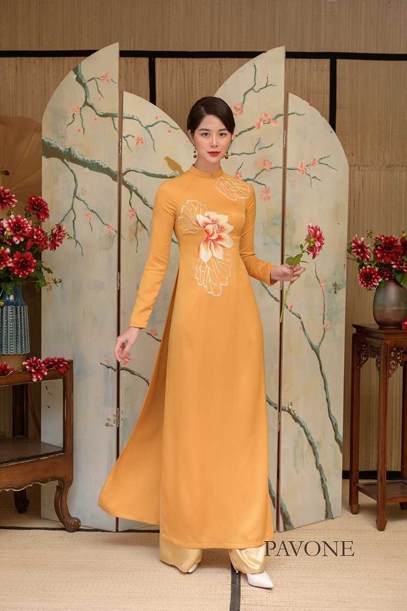 Chiếc áo dài Pavone là sự kết hợp hoàn hảo giữa vẻ đẹp truyền thống và xu hướng cách tân hiện đại
