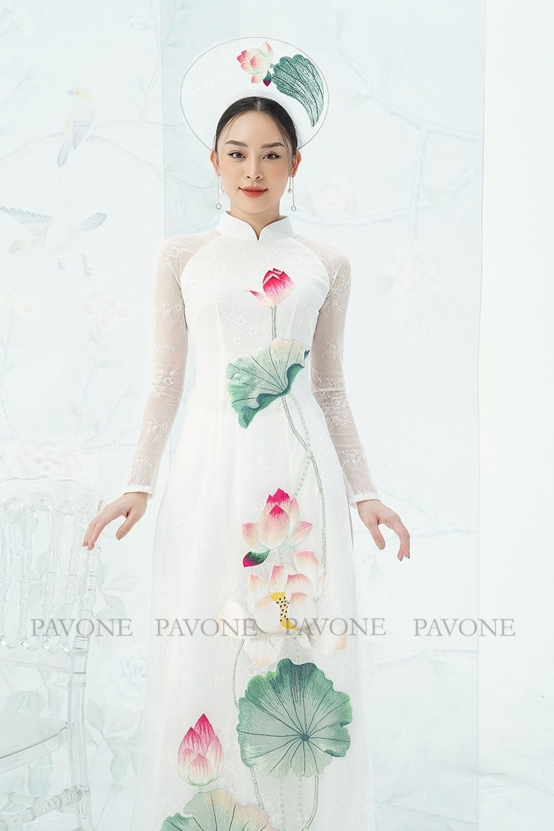 Hình ảnh bông hoa sen là hình ảnh chủ đạo trong các mẫu áo dài của Pavone