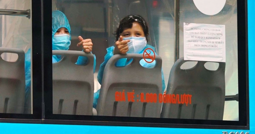 Xe buýt Hà Nội đưa các công dân F1 về các khu cách ly tập trung theo đúng quy định.