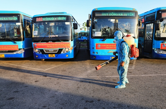 Toàn bộ xe buýt được phun khử khuẩn trước khi phục vụ đưa đón công dân.