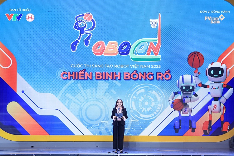 Bà Nguyễn Thanh Huyền, Thành viên Ban Điều hành PVcomBank phát biểu tại lễ bế mạc vòng chung kết Robocon 2025