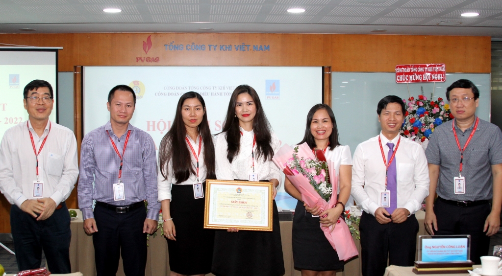 3728 3 trao bang khen cong doan xuat sac