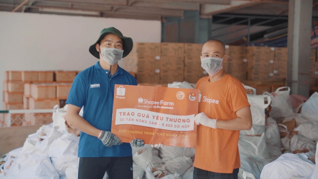 Shopee đồng hành cùng dự án “Chợ nghĩa tình” cung cấp nhu yếu phẩm cho người dân tại khu vực cách ly, phong tỏa trên địa bàn TP HCM.Shopee đồng hành cùng dự án “Chợ nghĩa tình” cung cấp nhu yếu phẩm cho người dân tại khu vực cách ly, phong tỏa trên địa bàn TP HCM.