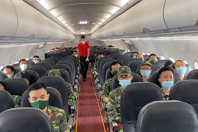 Đoàn bác sĩ quân đội trên chuyến bay Vietjet ngày 6/8 