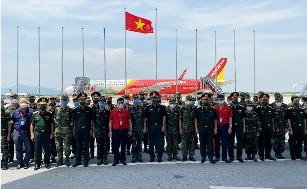 Lãnh đạo Bộ Quốc phòng và lãnh đạo Vietjet chụp ảnh với các bác sĩ quân y tăng cường cho các tỉnh phía Nam