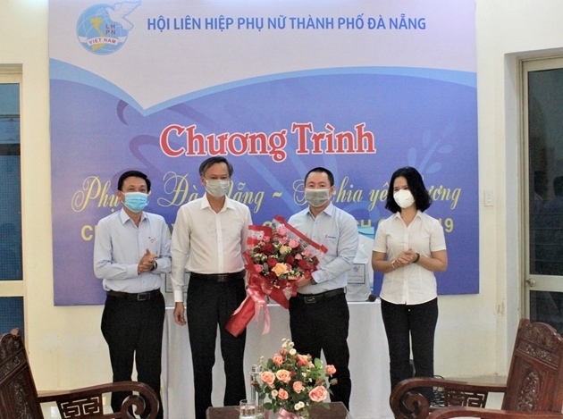 Đại diện Lãnh đạo Ban Dân vận, UBMTTQ và Hội LHPN Đà Nẵng tặng hoa cảm ơn tấm lòng vì cộng đồng của PV GAS