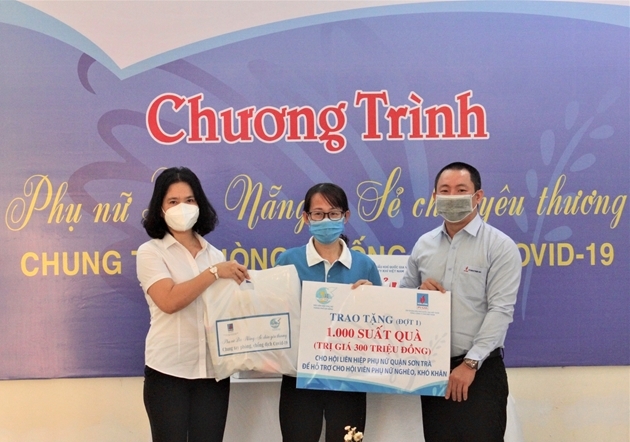  Đại diện PV GAS tại miền Trung trao gói hỗ trợ 5 tỷ đồng cho  Chương trình “Phụ nữ Đà Nẵng - Sẻ chia yêu thương, chung tay phòng chống dịch Covid-19”