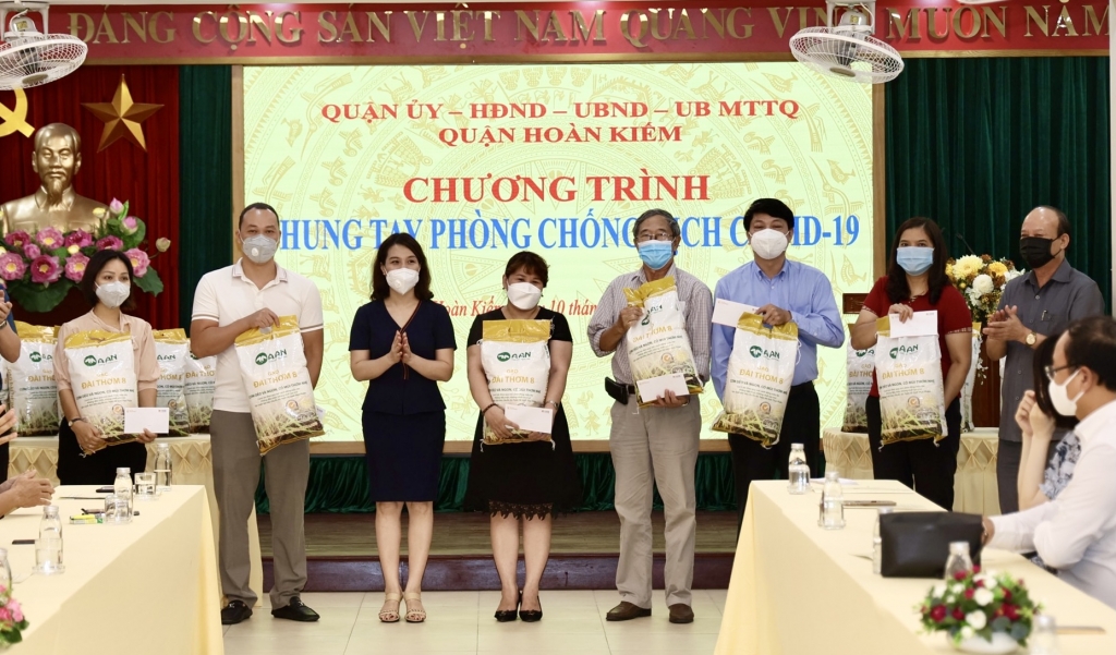 Đại diện lãnh đạo Tập đoàn T&T Group và Ngân hàng SHB trao quà cho đại diện các hộ nghèo tại 18 phường của quận Hoàn Kiếm