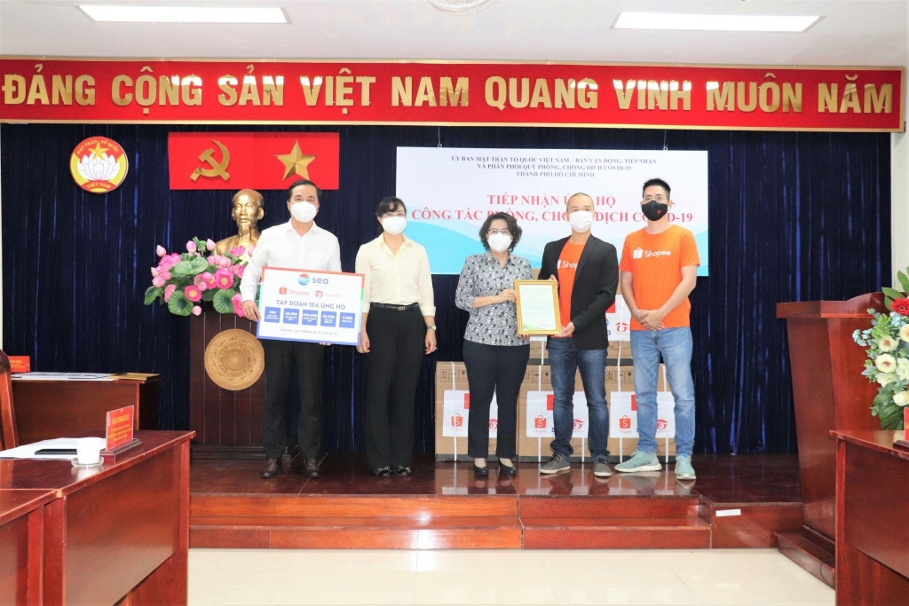 Shopee và Garena trao tặng trang thiết bị Y tế chuyên dụng