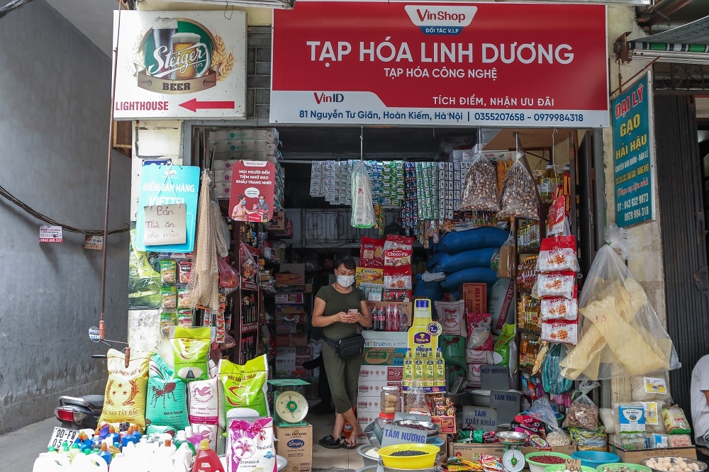 Chỉ cần thao tác qua điện thoại, chủ tạp hóa có thể nhập hàng an toàn, tiện lợi qua VinShop