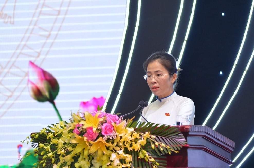 Đồng chí Võ Thị Minh Sinh - Ủy viên Ban Thường vụ Tỉnh ủy, Chủ tịch Ủy ban MTTQ Việt Nam tỉnh Nghệ An trình bày thông báo về hoạt động của Mặt trận và đề xuất, kiến nghị của cử tri.
