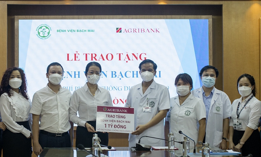 Đại diện Agribank trao tặng bệnh viện Bạch Mai