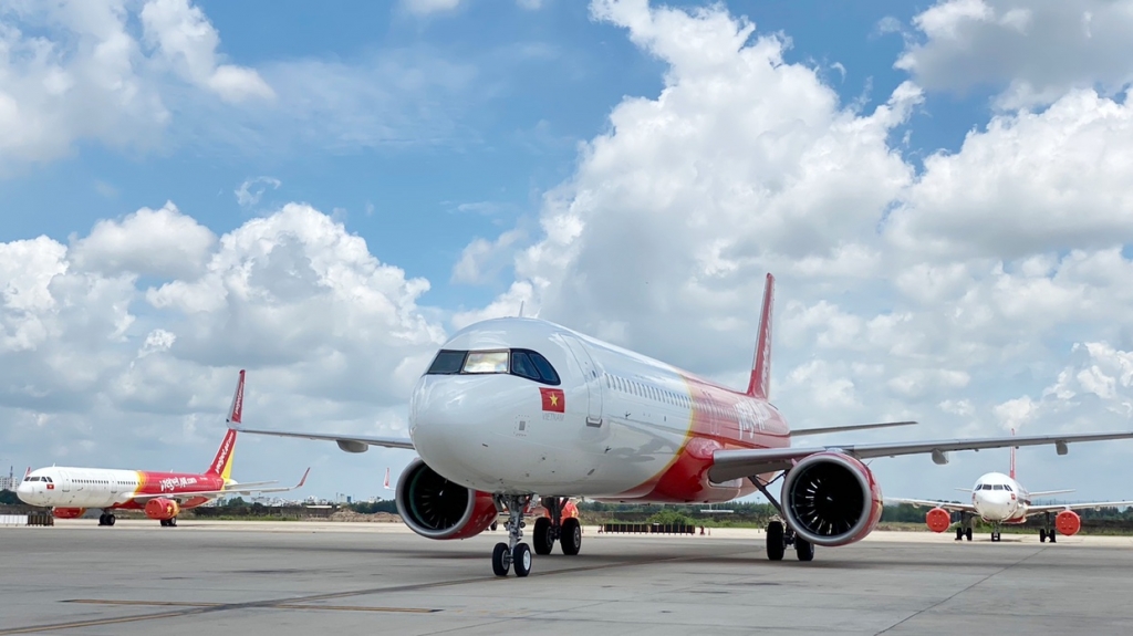 Tàu bay Vietjet mang theo 200 máy thở cao cấp, hiện đại từ Đức hạ cánh tại sân bay Tân Sơn Nhất sáng 13/8