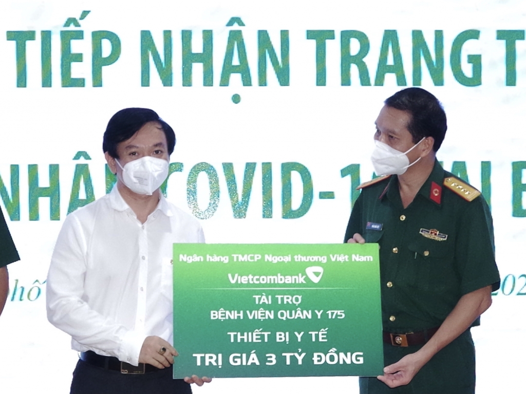 Đại tá Trần Quốc Việt – Bí thư Đảng ủy, Phó Giám đốc Kế hoạch Bệnh viên Quân y 175 tiếp nhận trang thiết bị y tế từ Phó Tổng Giám đốc Đặng Hoài Đức