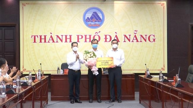 Đại diện lãnh đạo Tập đoàn Sun Group trao gói hỗ trợ 45 tỉ đồng lương thực, thực phẩm và kit xét nghiệm Covid-19 cho TP Đà Nẵng